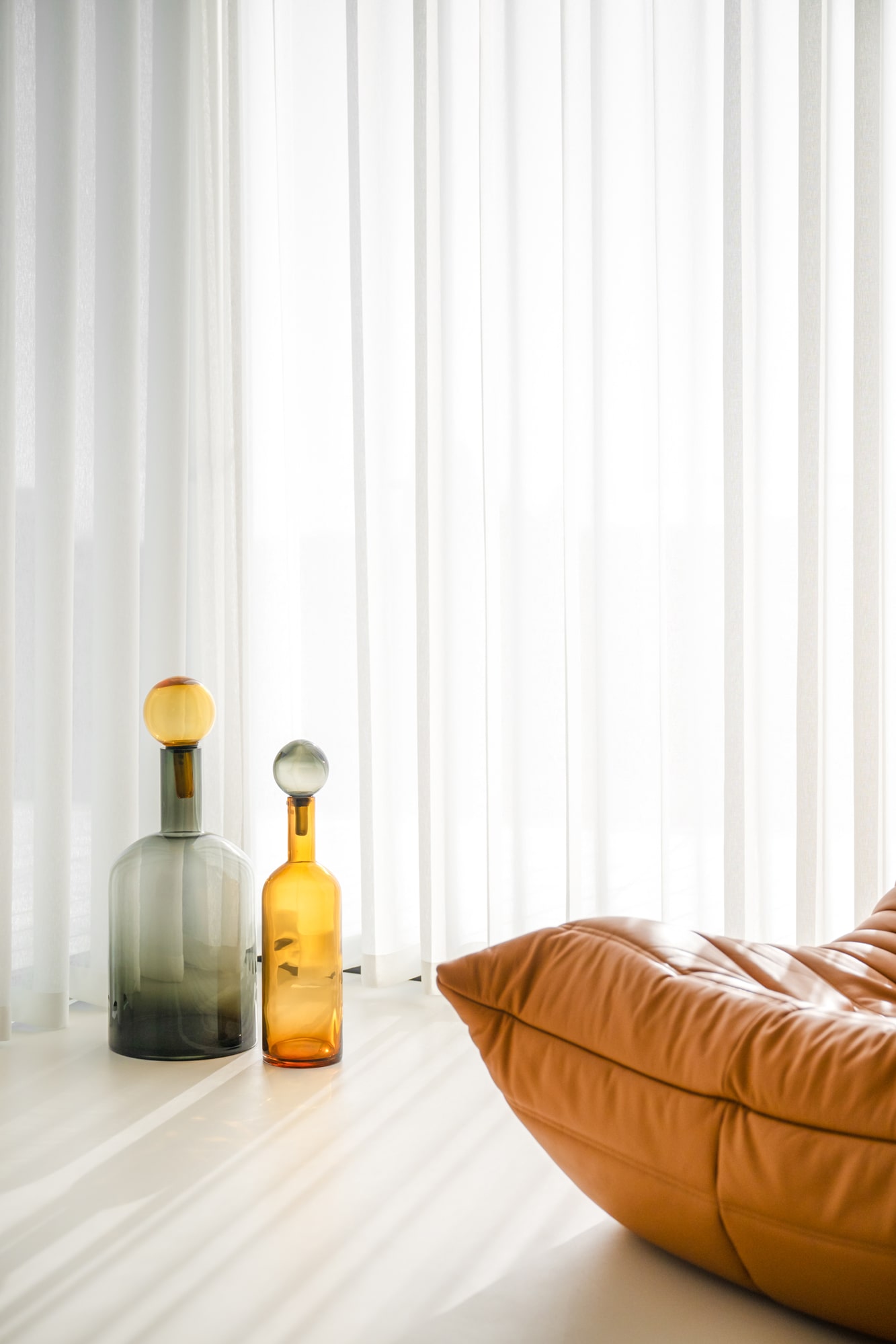 Salon — togo orange et rideaux